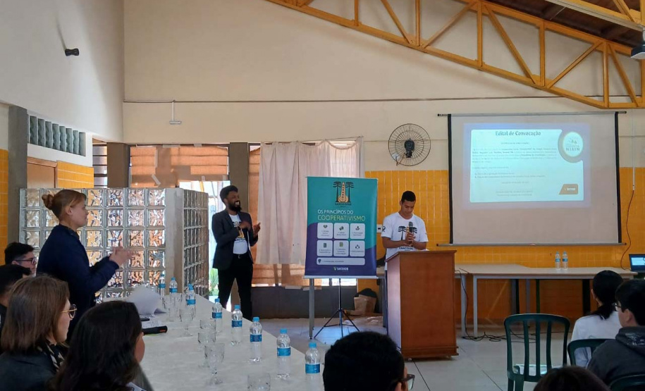 Tecnologia e trabalho em equipe: cooperativa-mirim transforma rotina de estudantes em colégio em Sarandi