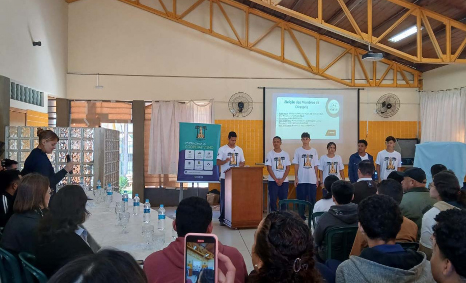 Tecnologia e trabalho em equipe: cooperativa-mirim transforma rotina de estudantes em colégio em Sarandi