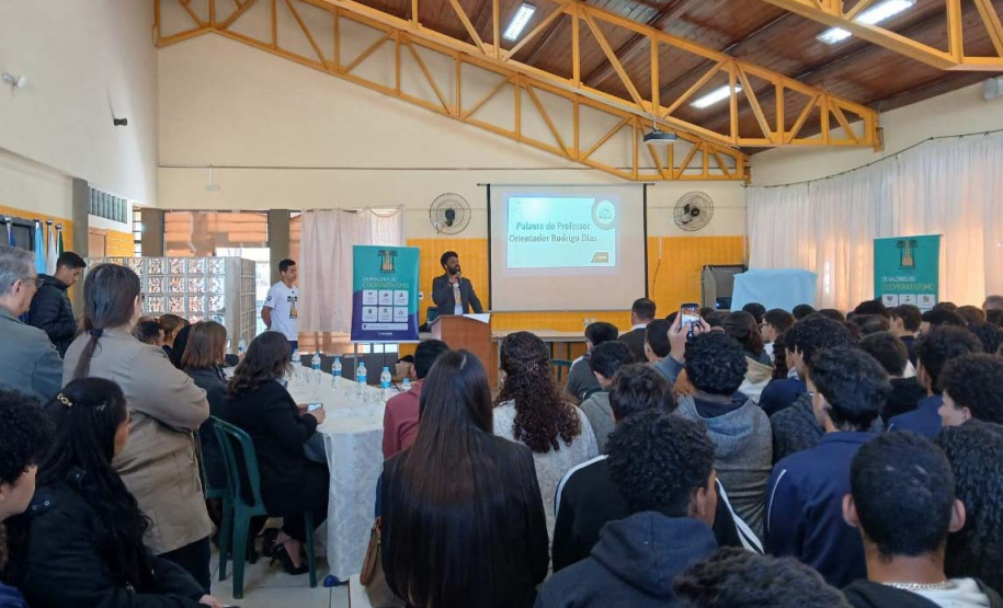 Tecnologia e trabalho em equipe: cooperativa-mirim transforma rotina de estudantes em colégio em Sarandi