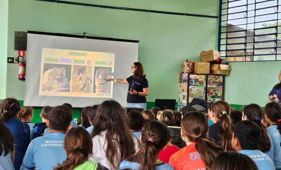 Adapar conscientiza municípios do Oeste sobre os riscos da  raiva dos herbívoros