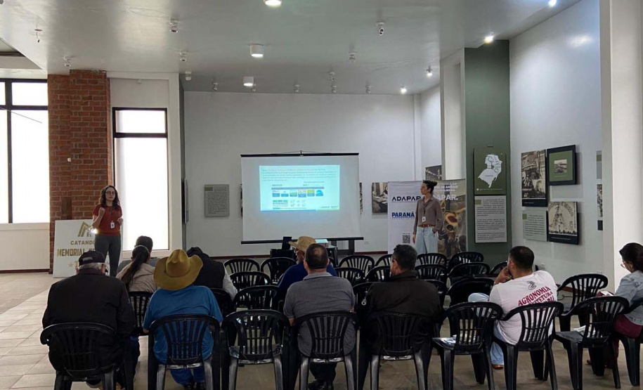 Adapar conscientiza municípios do Oeste sobre os riscos da  raiva dos herbívoros