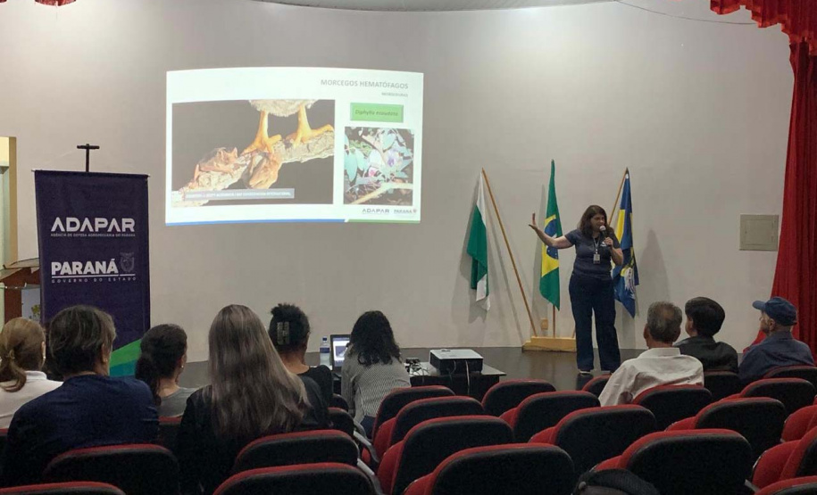 Adapar conscientiza municípios do Oeste sobre os riscos da  raiva dos herbívoros