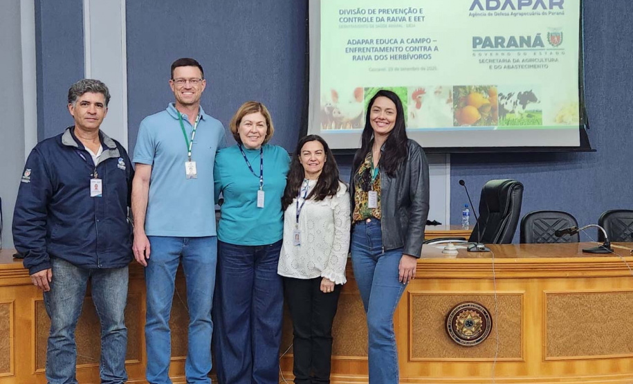 Adapar conscientiza municípios do Oeste sobre os riscos da  raiva dos herbívoros