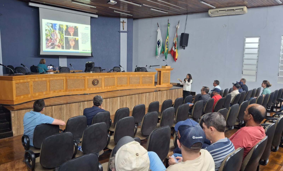 Adapar conscientiza municípios do Oeste sobre os riscos da  raiva dos herbívoros