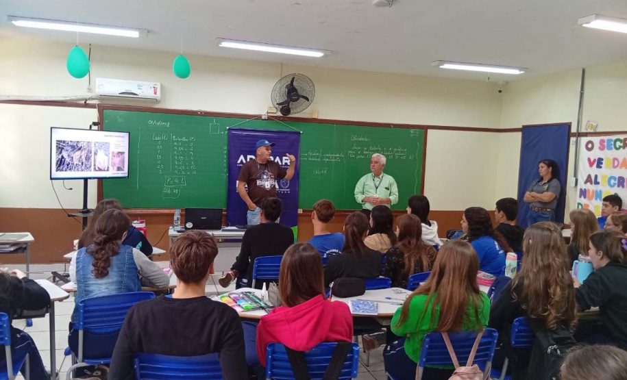 Adapar conscientiza municípios do Oeste sobre os riscos da  raiva dos herbívoros