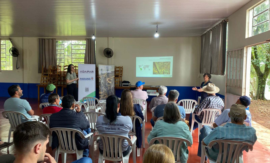 Adapar conscientiza municípios do Oeste sobre os riscos da  raiva dos herbívoros