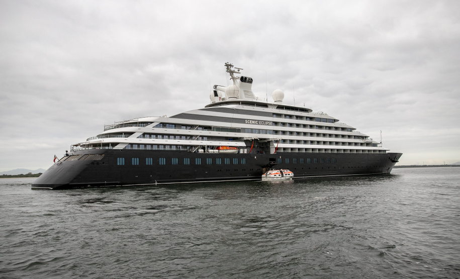 Portos do Paraná reforça turismo internacional com chegada de cruzeiro à Ilha do Mel