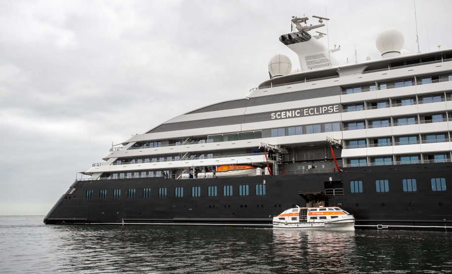 Portos do Paraná reforça turismo internacional com chegada de cruzeiro à Ilha do Mel