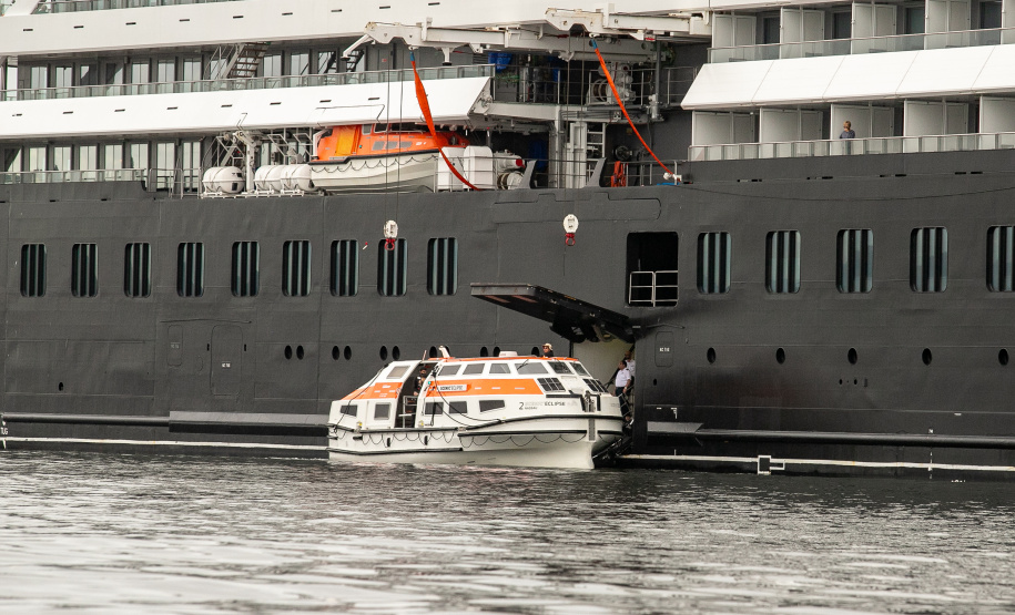 Portos do Paraná reforça turismo internacional com chegada de cruzeiro à Ilha do Mel