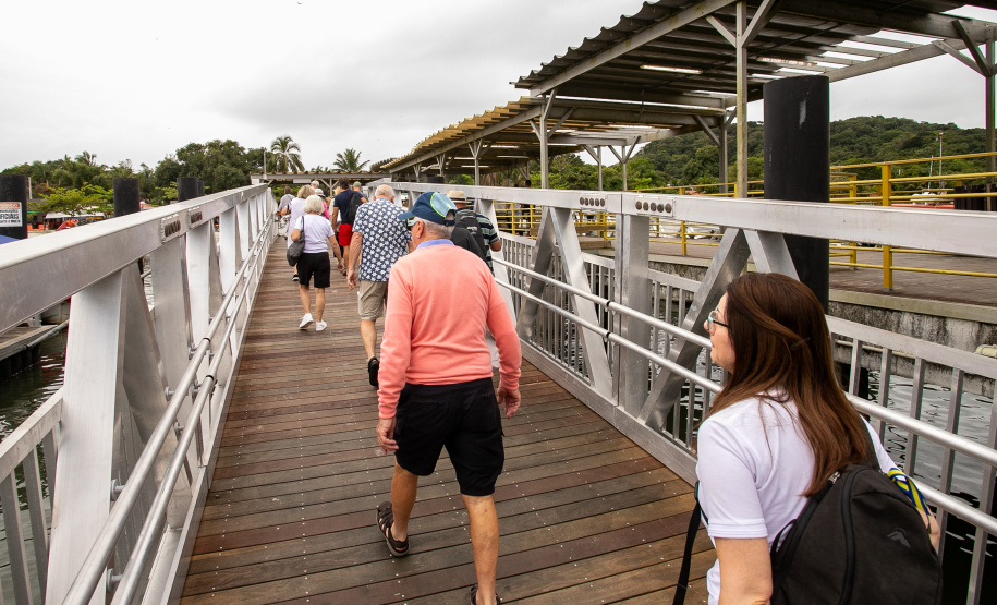 Portos do Paraná reforça turismo internacional com chegada de cruzeiro à Ilha do Mel