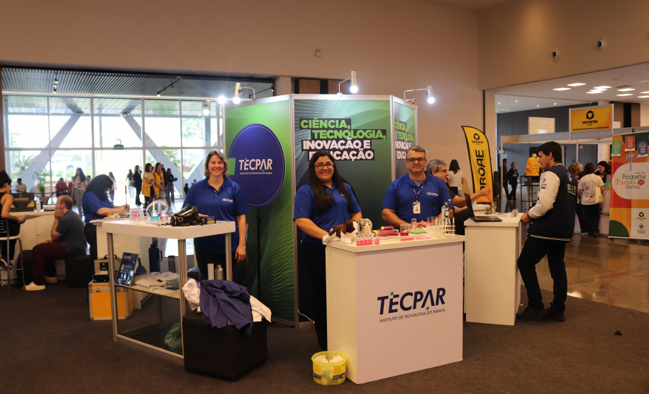 Com laboratório simulado, Tecpar mostra realidade do instituto a visitantes no Paraná Faz Ciência