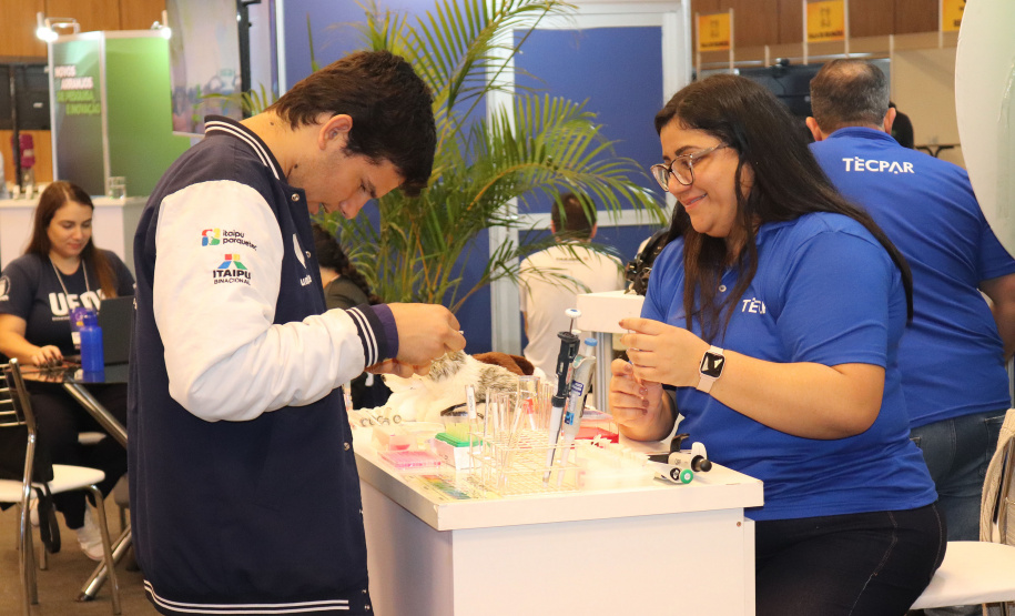Com laboratório simulado, Tecpar mostra realidade do instituto a visitantes no Paraná Faz Ciência