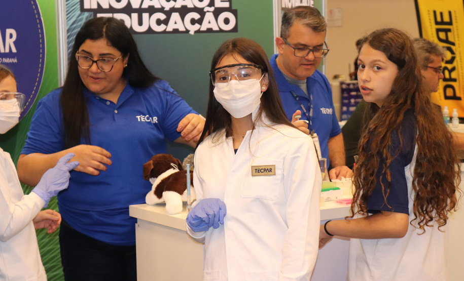 Com laboratório simulado, Tecpar mostra realidade do instituto a visitantes no Paraná Faz Ciência