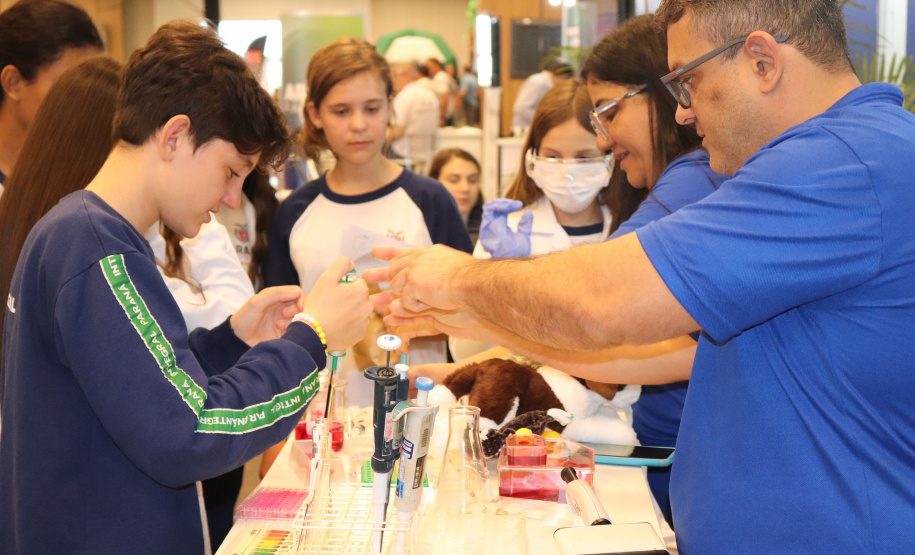 Com laboratório simulado, Tecpar mostra realidade do instituto a visitantes no Paraná Faz Ciência