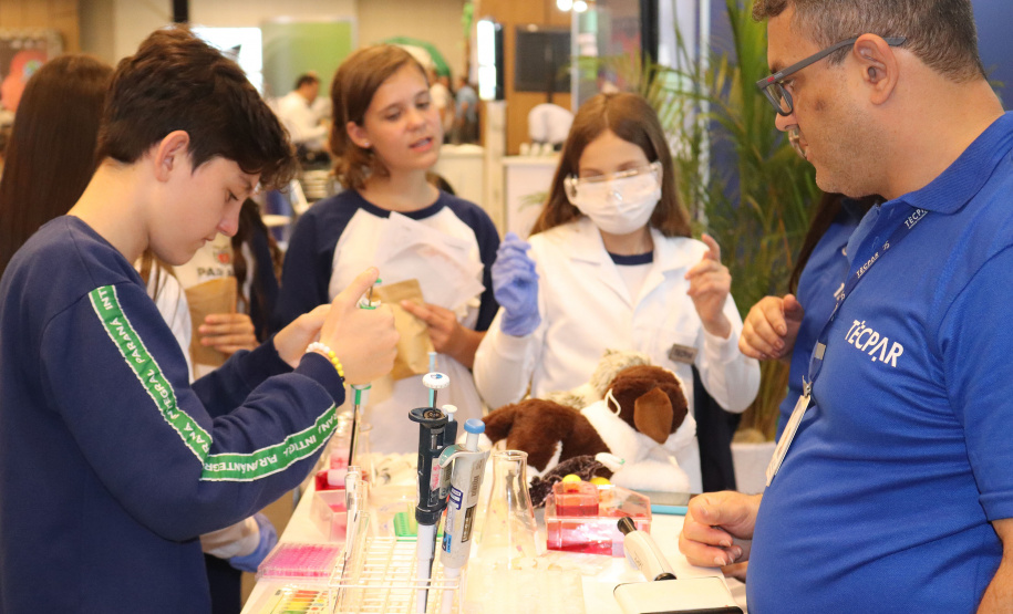 Com laboratório simulado, Tecpar mostra realidade do instituto a visitantes no Paraná Faz Ciência