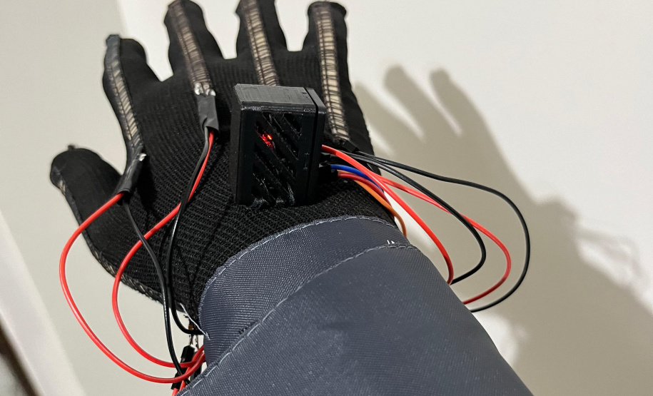 Inovação para inclusão: luvas inteligentes  transformam comunicação e reabilitação