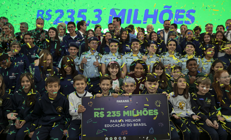 Governador entrega R$33,3 milhões em novos equipamentos para colégios estaduais