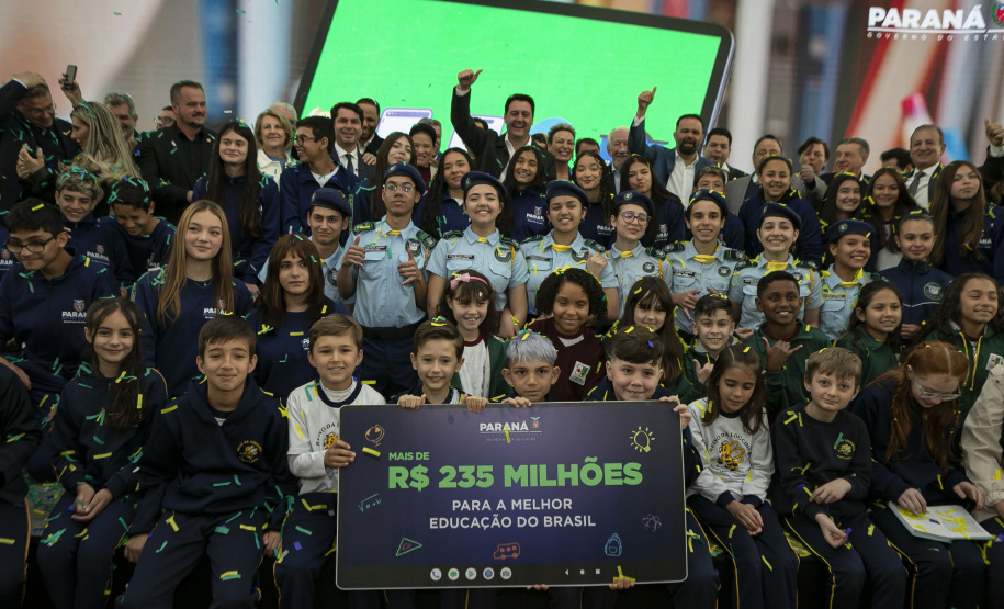 Governador entrega R$33,3 milhões em novos equipamentos para colégios estaduais
