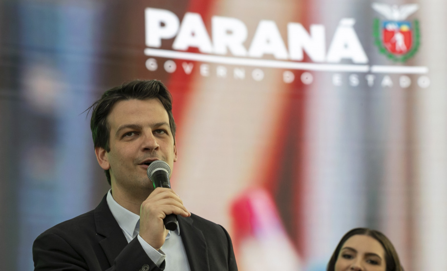 Para a capital do Estado, serão direcionados cerca de R$ 3,3 milhões para melhorias em três escolas. “Nós temos que pensar na pedagogia das crianças, mas é fundamental que elas tenham uma estrutura eficiente de apoio para aprender. E essas reformas vão nos ajudar muito a dar qualidade na sala de aula e bom ambiente de ensino. Com isso, as crianças conseguem aprender melhor, mais rápido e de modo mais eficiente”, agradeceu o prefeito de Curitiba, Eduardo Pimentel.
