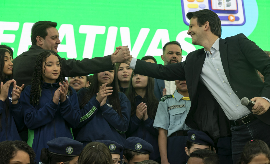 Para a capital do Estado, serão direcionados cerca de R$ 3,3 milhões para melhorias em três escolas. “Nós temos que pensar na pedagogia das crianças, mas é fundamental que elas tenham uma estrutura eficiente de apoio para aprender. E essas reformas vão nos ajudar muito a dar qualidade na sala de aula e bom ambiente de ensino. Com isso, as crianças conseguem aprender melhor, mais rápido e de modo mais eficiente”, agradeceu o prefeito de Curitiba, Eduardo Pimentel.