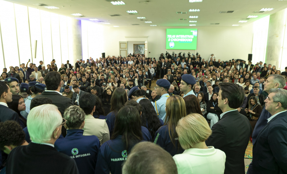 Estado apoiará municípios na implementação de inglês e robótica no Ensino Fundamental I