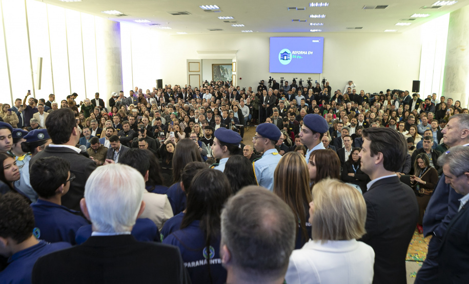 Governador entrega R$33,3 milhões em novos equipamentos para colégios estaduais