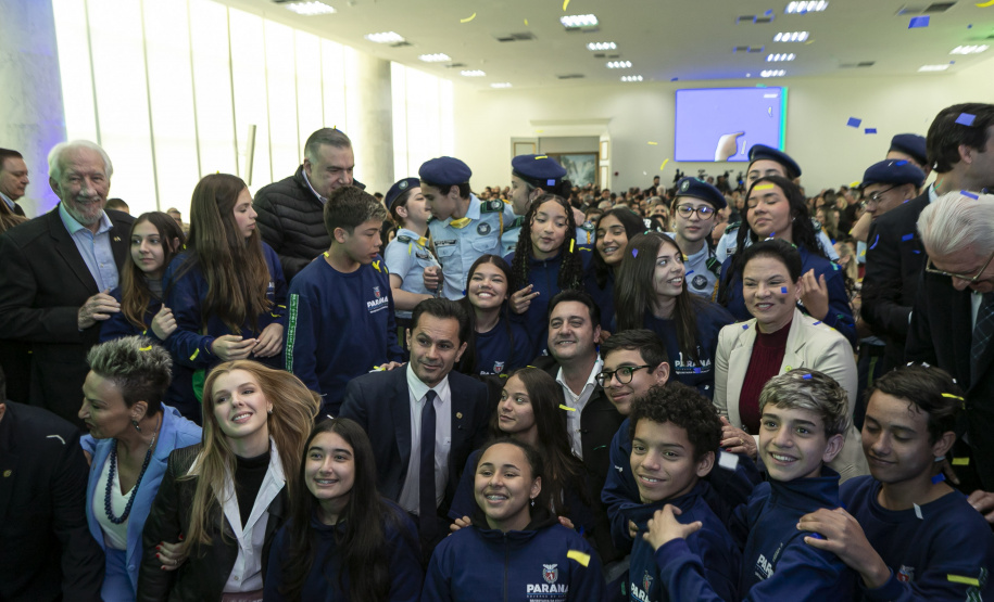 Governador entrega R$33,3 milhões em novos equipamentos para colégios estaduais