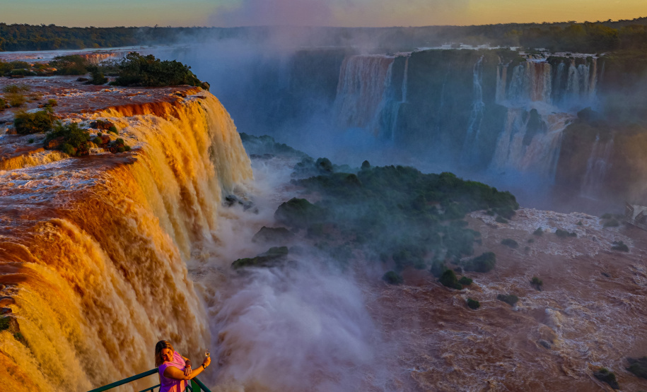 Imagens do Marco das Três Fronteiras e das Cataratas, em Foz do Iguaçu, irão rodar o mundo