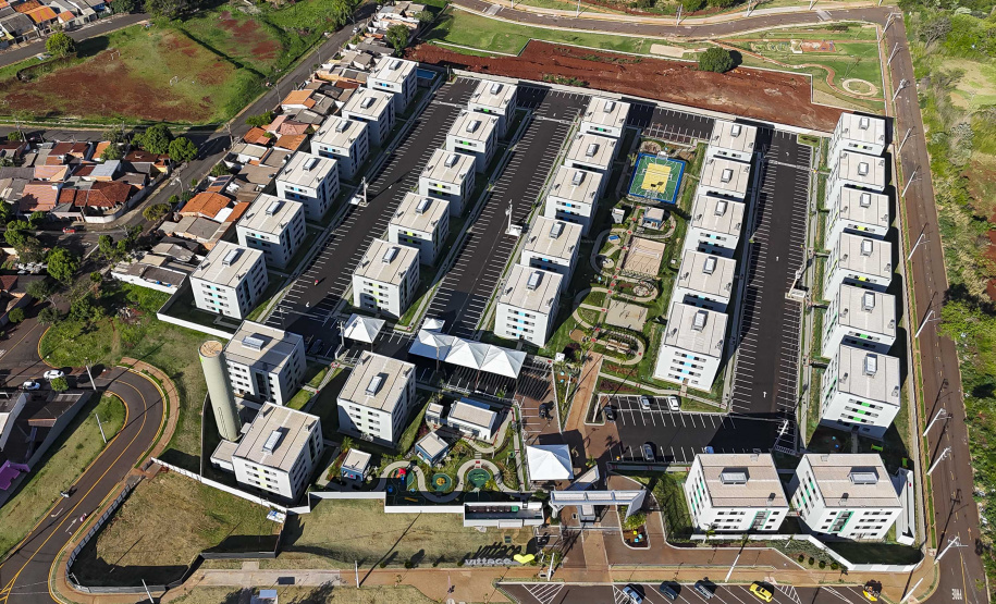 Londrina, 25 de outubro de 2024 - O governador em exercício Darci Piana inaugura residencial com 512 apartamentos dentro do programa Casa Fácil Paraná.
