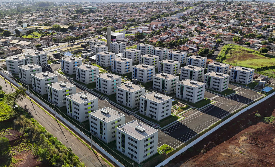 Londrina, 25 de outubro de 2024 - O governador em exercício Darci Piana inaugura residencial com 512 apartamentos dentro do programa Casa Fácil Paraná.