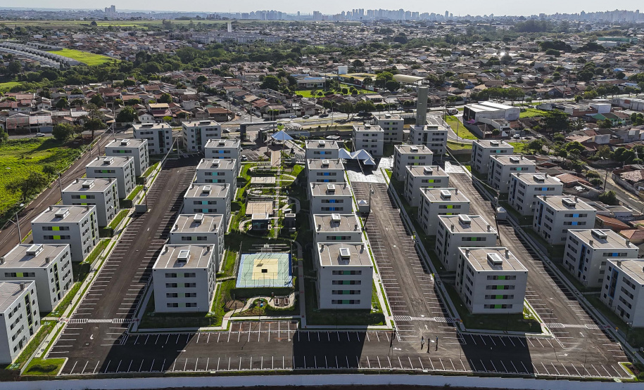 Londrina, 25 de outubro de 2024 - O governador em exercício Darci Piana inaugura residencial com 512 apartamentos dentro do programa Casa Fácil Paraná.