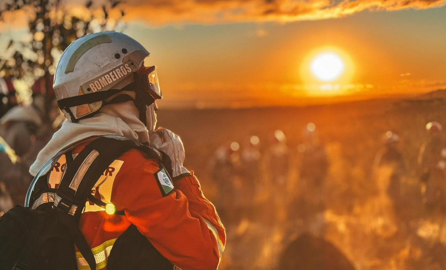 Bombeira paranaense participa de curso de referência sobre prevenção e combate a incêndios florestais no Chile