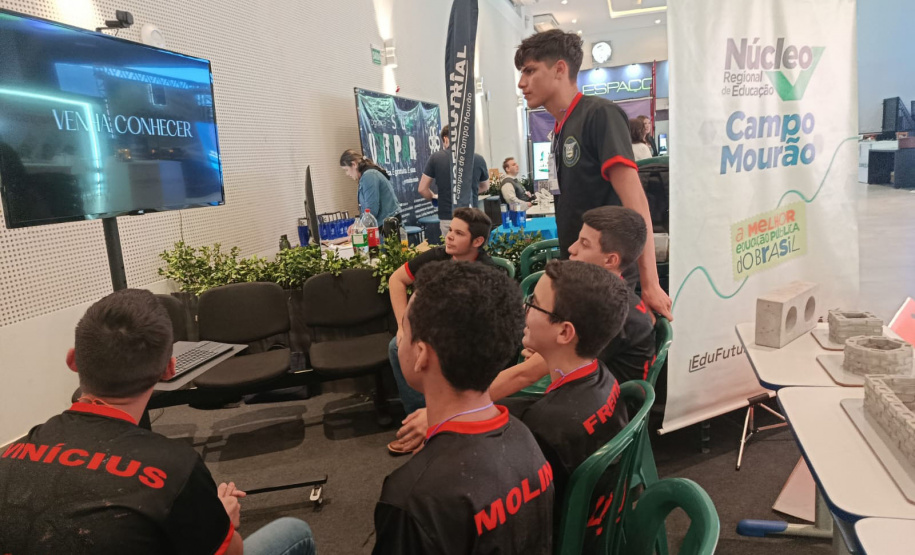 Estudantes de Campo Mourão desenvolvem projeto inovador que ransforma casca de laranja em material de construção sustentável