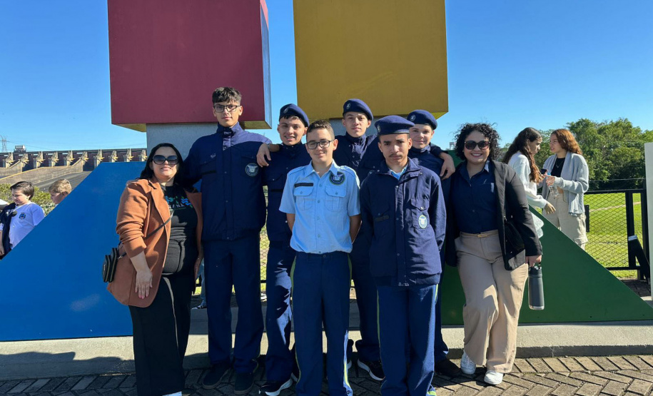 Estudantes de Campo Mourão desenvolvem projeto inovador que ransforma casca de laranja em material de construção sustentável