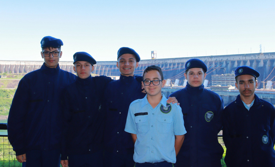 Estudantes de Campo Mourão desenvolvem projeto inovador que ransforma casca de laranja em material de construção sustentável