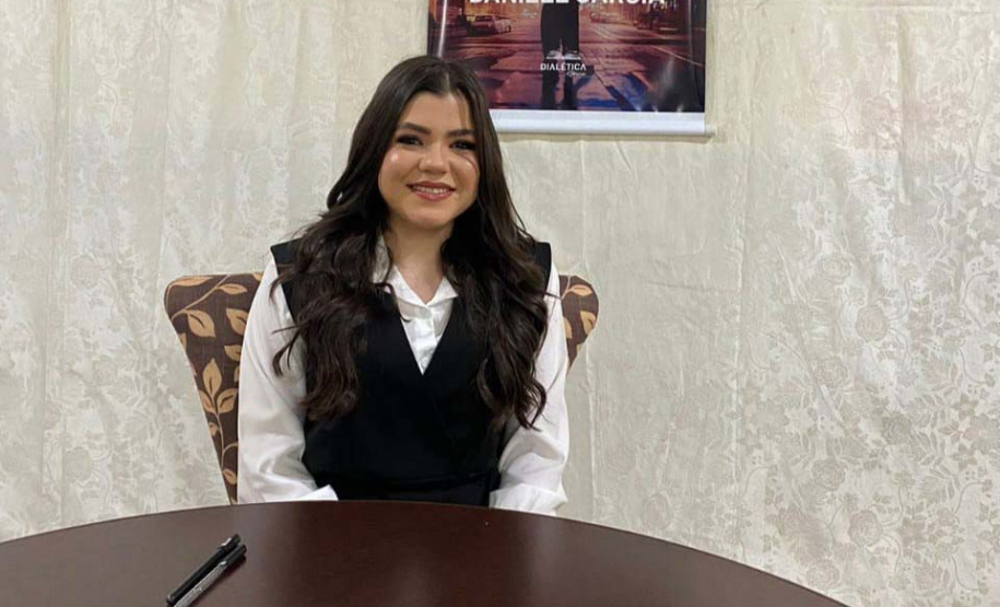 Aos 18 anos, estudante de colégio estadual em Cafezal do Sul publica livro com apoio da escola