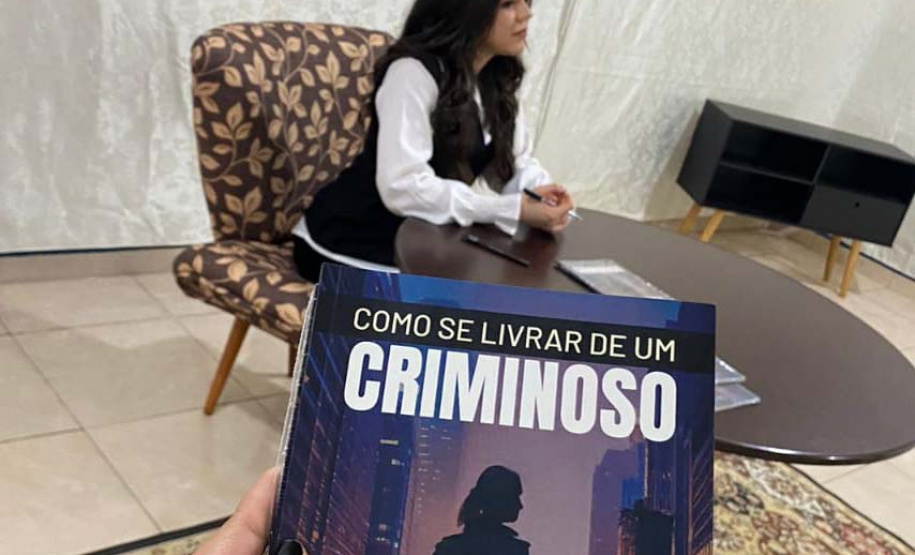 Aos 18 anos, estudante de colégio estadual em Cafezal do Sul publica livro com apoio da escola