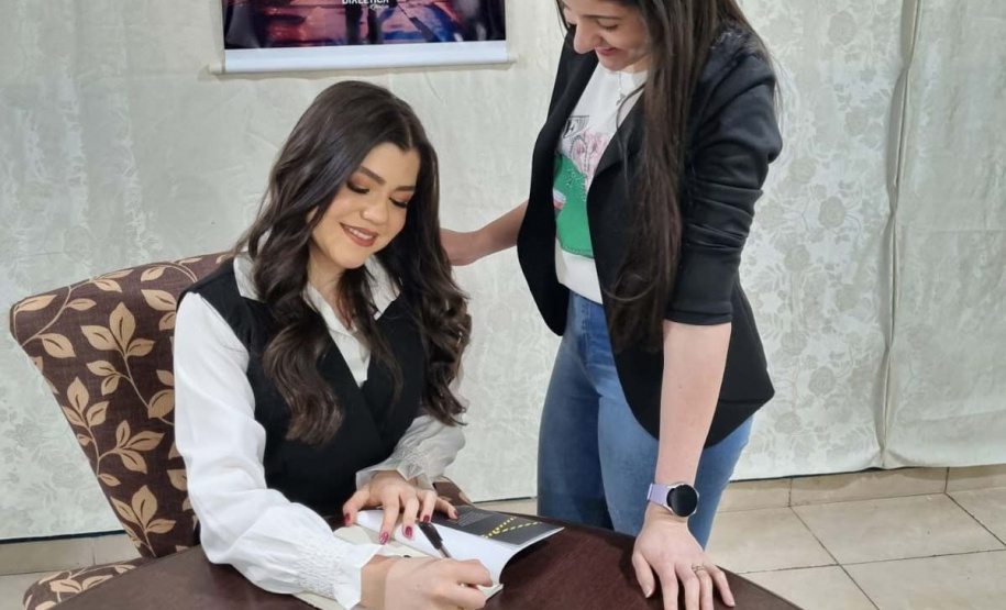 Aos 18 anos, estudante de colégio estadual em Cafezal do Sul publica livro com apoio da escola