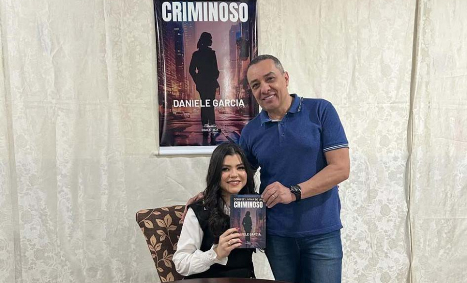 Aos 18 anos, estudante de colégio estadual em Cafezal do Sul publica livro com apoio da escola