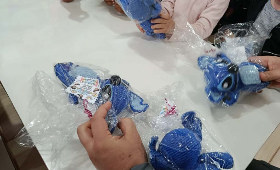 Mais de 4 mil amigurumis confeccionados por pessoas privadas de liberdade são distribuídos a crianças em Foz do Iguaçu