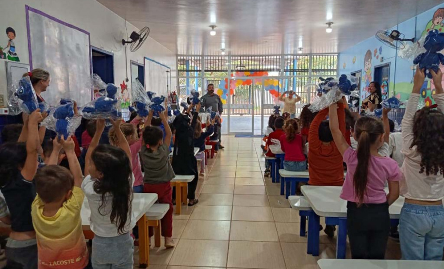 Mais de 4 mil amigurumis confeccionados por pessoas privadas de liberdade são distribuídos a crianças em Foz do Iguaçu