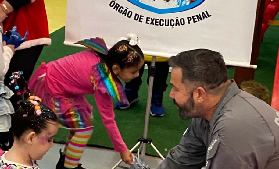 Mais de 4 mil amigurumis confeccionados por pessoas privadas de liberdade são distribuídos a crianças em Foz do Iguaçu