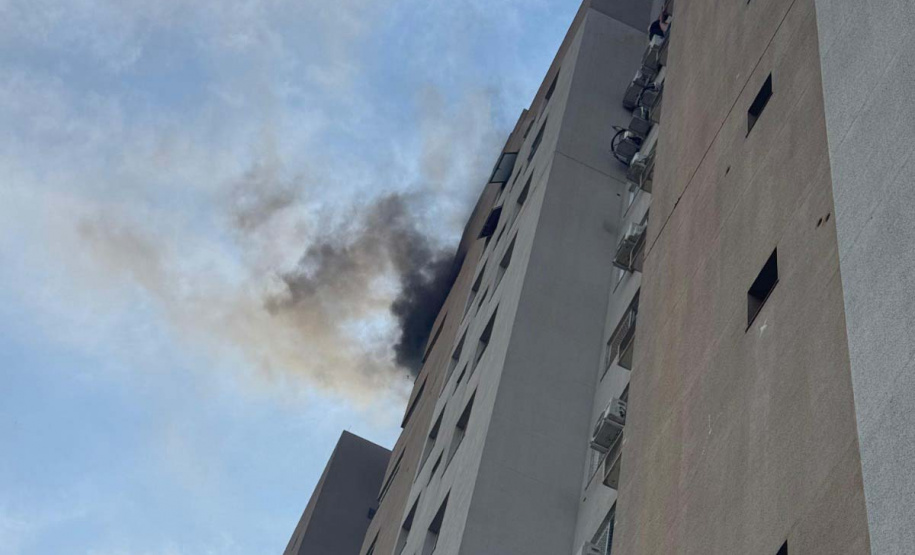 Bombeiros de Cascavel resgatam vítimas de incêndio em apartamento no 13º andar