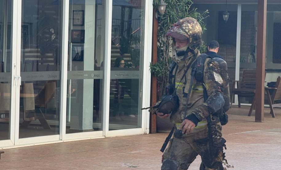 Bombeiros de Cascavel resgatam vítimas de incêndio em apartamento no 13º andar