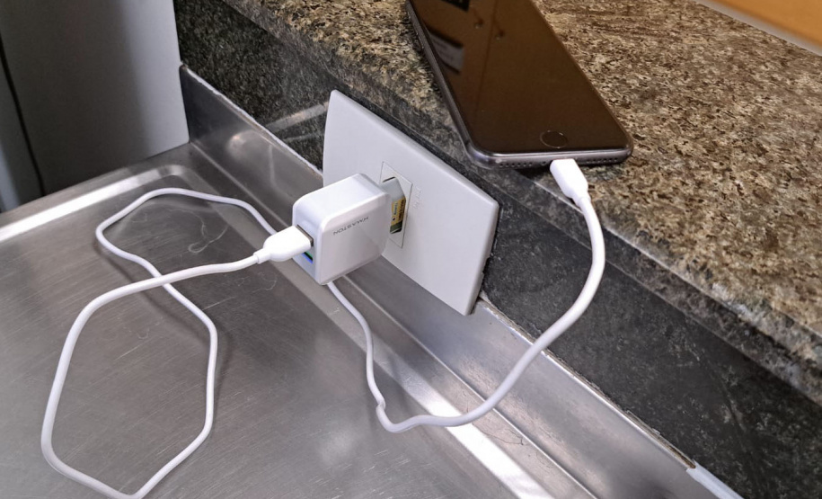 Corpo de Bombeiros alerta para riscos de incêndio no uso de carregador de celular em residências e automóveis