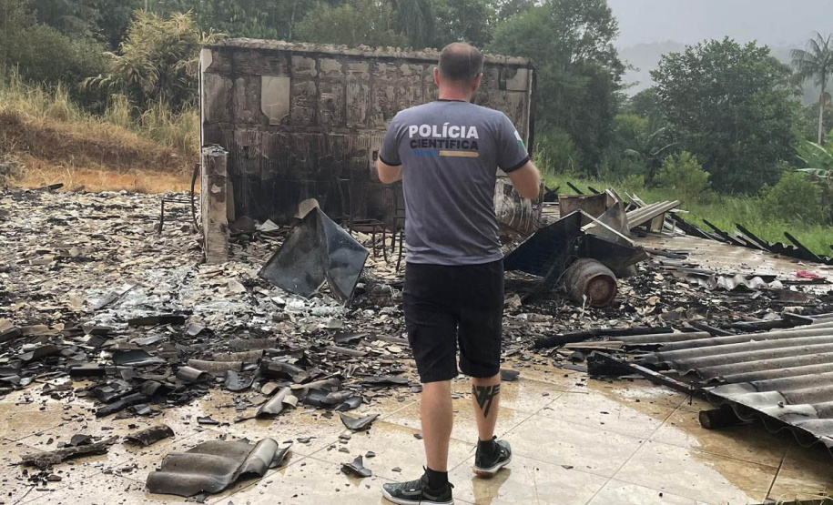 Polícia Científica do Paraná aplica técnicas avançadas para identificar origem de incêndio em caso de violência doméstica