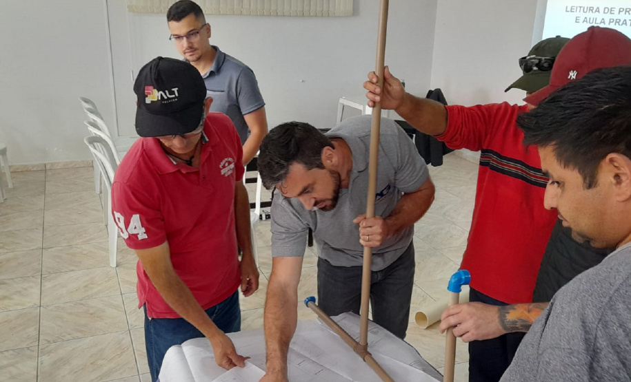 Sanepar oferece curso gratuito de manutenção hidráulica e ligação de esgoto para moradores de Piên