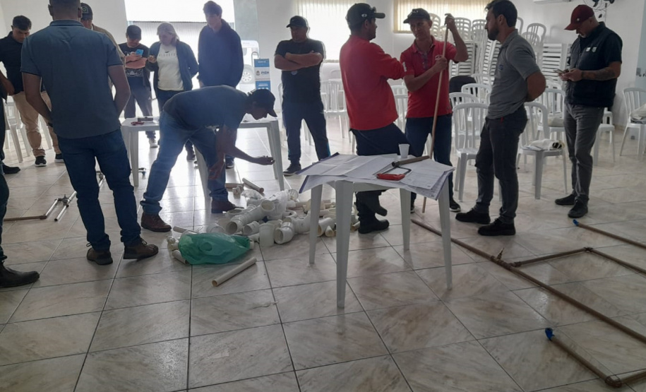 Sanepar oferece curso gratuito de manutenção hidráulica e ligação de esgoto para moradores de Piên