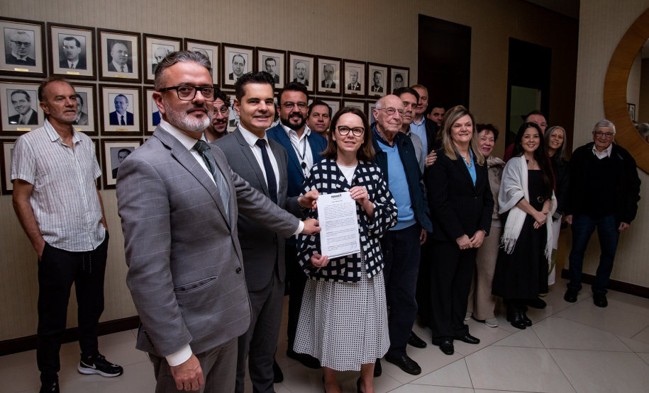 Estado firma acordo para retomada das obras do MAC-PR