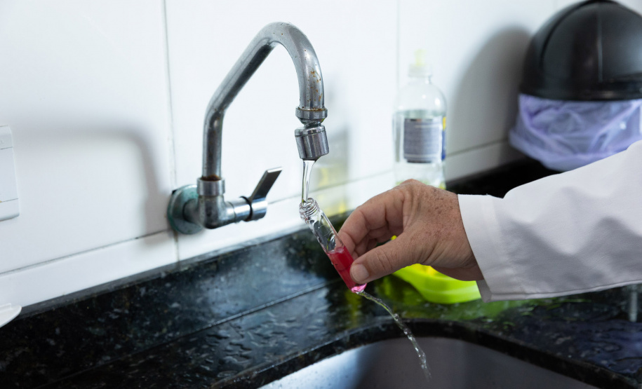 Água de caixa-d’água sem limpeza e sem uso no litoral apresenta contaminação por bactérias em análise laboratorial feita pela Sanepar